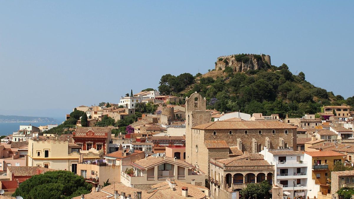 El pueblo emblemático de la Costa Brava con una pequeña playa a los pies de un castillo medieval