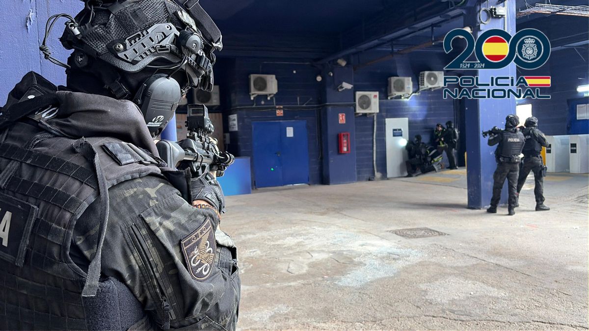 La Policía Nacional saca a pasear a su perro robot en un simulacro de atentado en el estadio del Levante UD