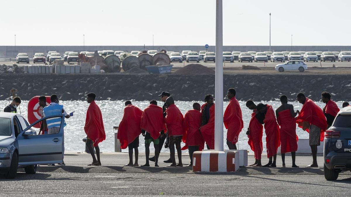 Las víctimas de la neumática rescatada cerca de Lanzarote son trece según los supervivientes