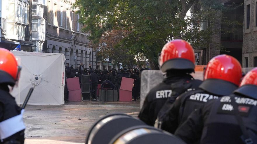 Graves incidentes y 19 detenidos en Vitoria tras la visita del partido fascista Falange Española por el 12 de octubre