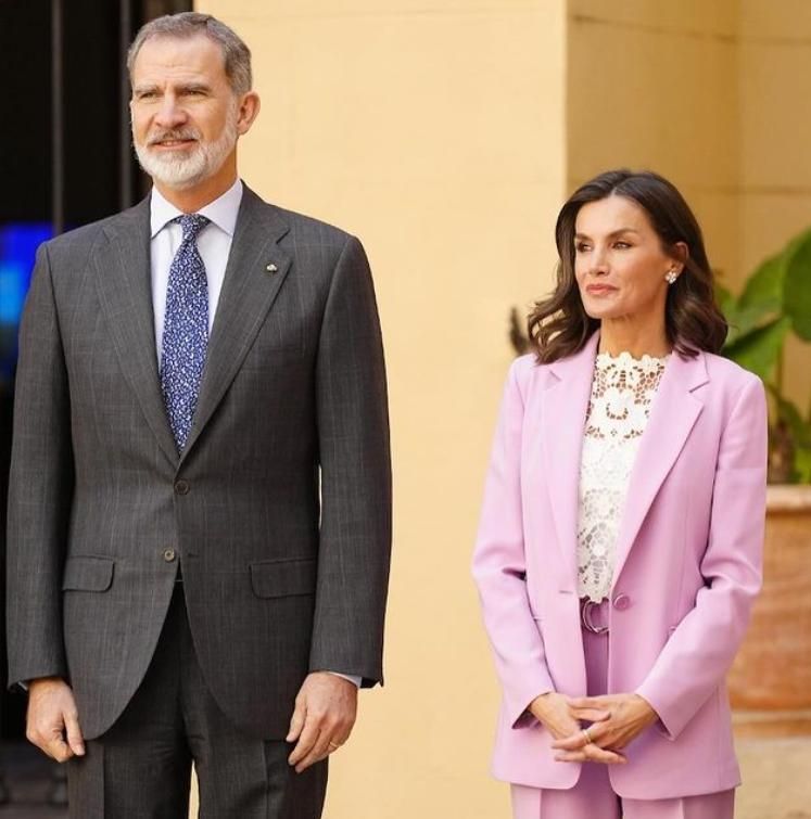 La reina Letizia luce en Gandía el top de la firma palmera Pomeline.