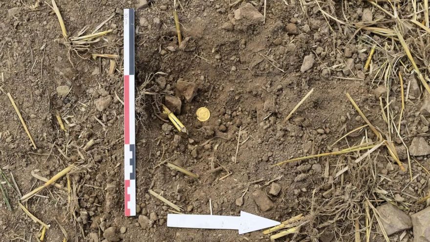 Un grupo de arqueólogos descubre por casualidad 141 monedas de oro de un emperador romano casi desconocido