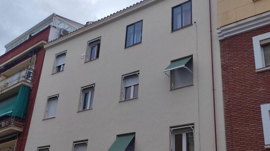 Paseo por la especulación inmobiliaria en Madrid a través de sus fachadas: "La gente que resiste se distingue por las ventanas"