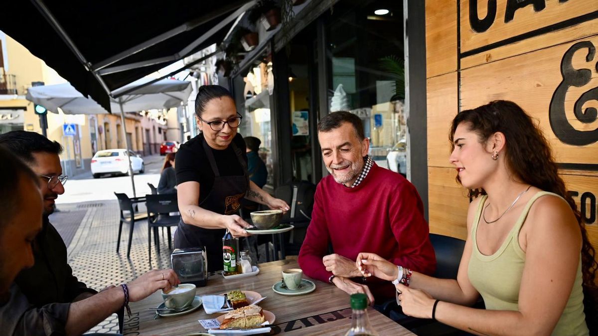 Entre paseos con la familia, libros y la Feria de Jerez: así es el día de reflexión de los candidatos andaluces al 17M