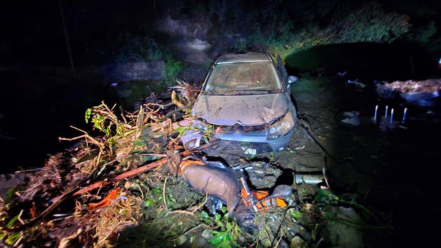 Revienta un embalse con 700.000 litros de agua en Telde y arrastra un coche y una moto