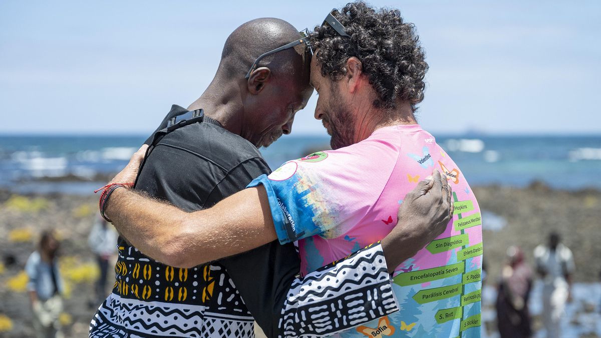 Ibrahima regresa a la playa de Lanzarote que le arrebató a su prima Nabintou: ''Aunque ella ya no me vea, yo no la olvido''