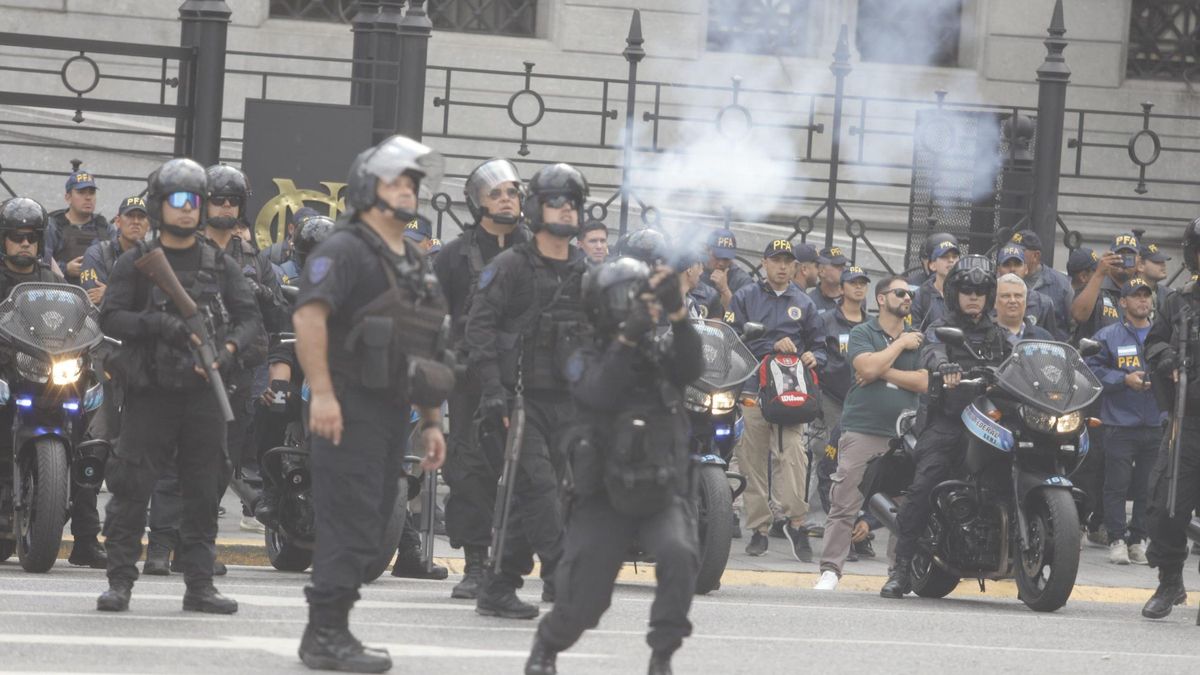 Afuera del Senado, la Policía vació la plaza del Congreso con gas lacrimógeno