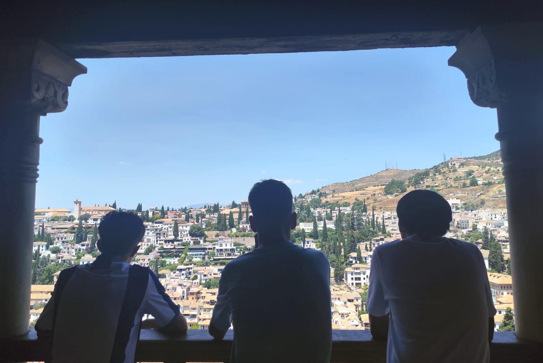 Alumnos del IES Numancia disfrutan de las vistas desde la Alhambra de Granada