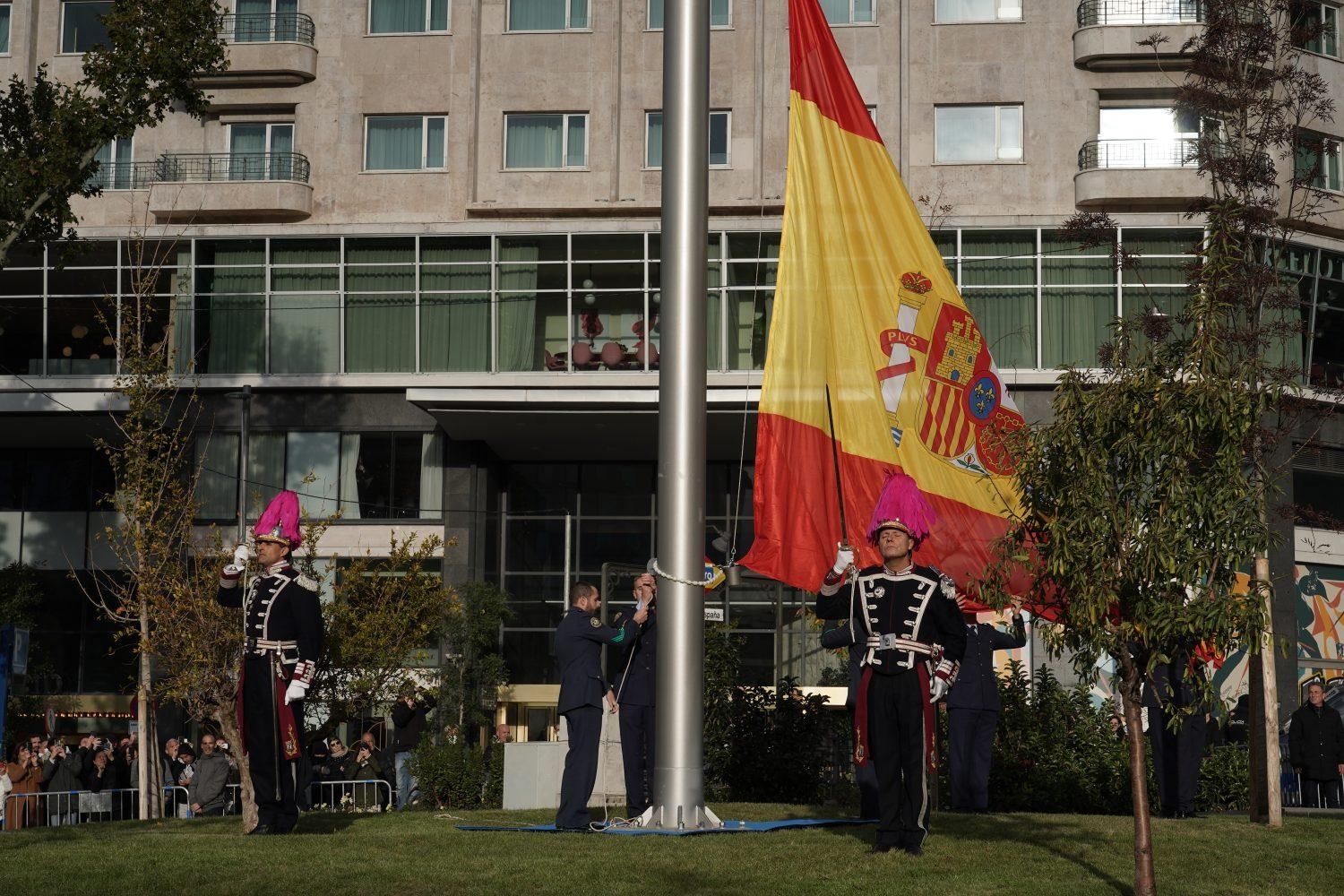 Primer izado de la ahora ajada bandera de España en la plaza del mismo nombre, en diciembre de 2022