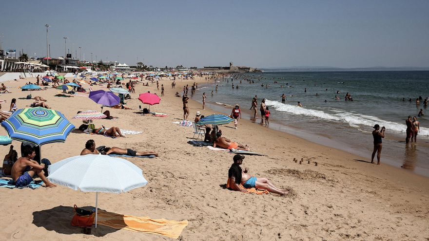 Playa de Carcavelos en Portugal durante junio.