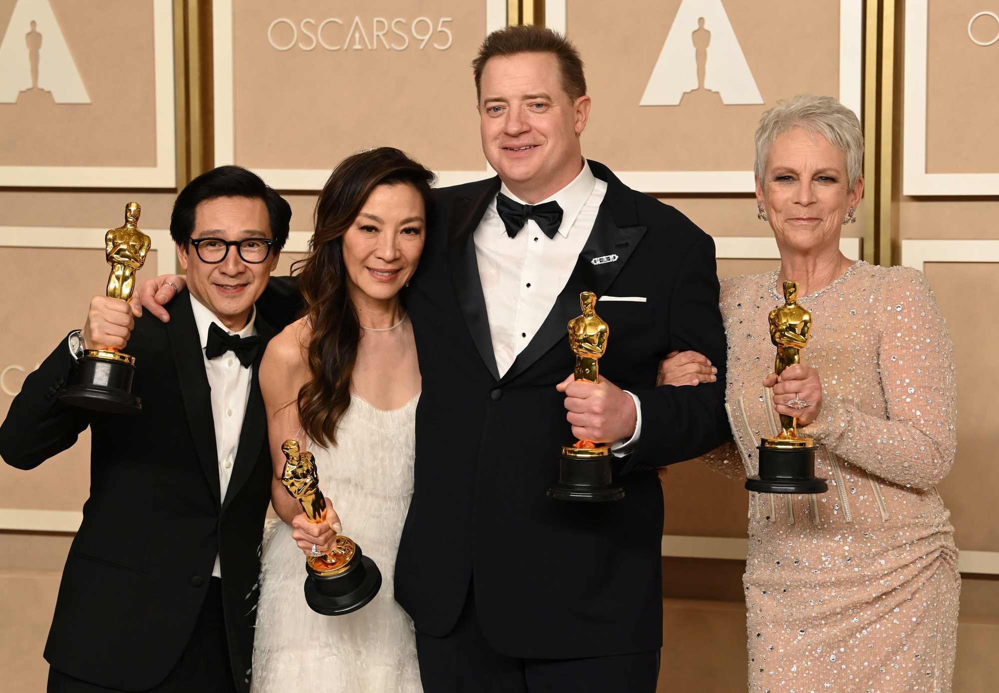Los premiados Ke Huy Quan, Michelle Yeoh, Brendan Fraser y Jamie Lee Curtis