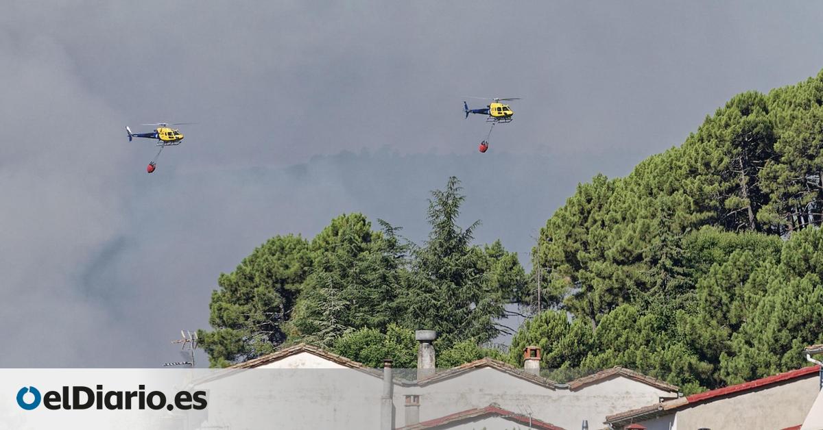 El avance de las llamas hacia la población abulense de El Arenal obliga a confinar a sus vecinos por el humo