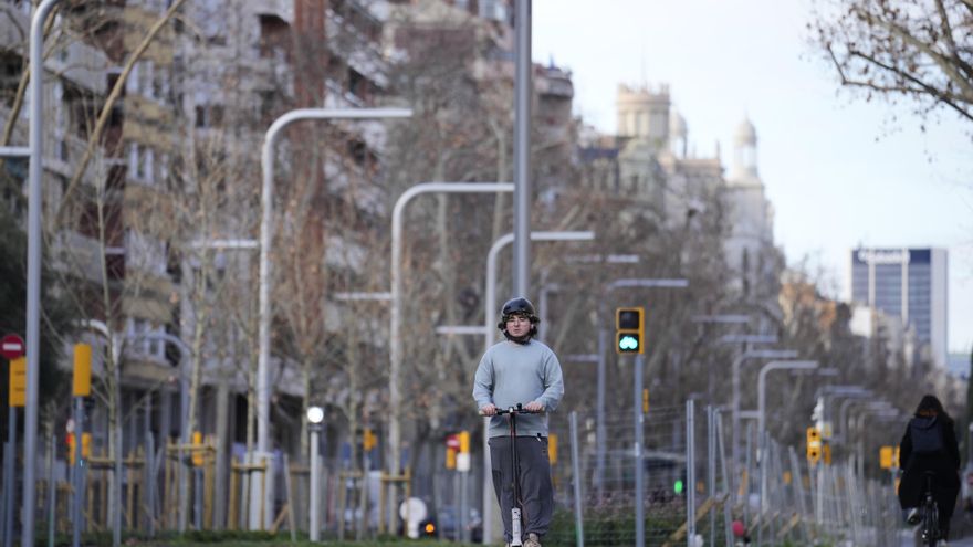 A partir de 15 años y con casco: así afectan los cambios en el Reglamento General de Circulación a los patinetes