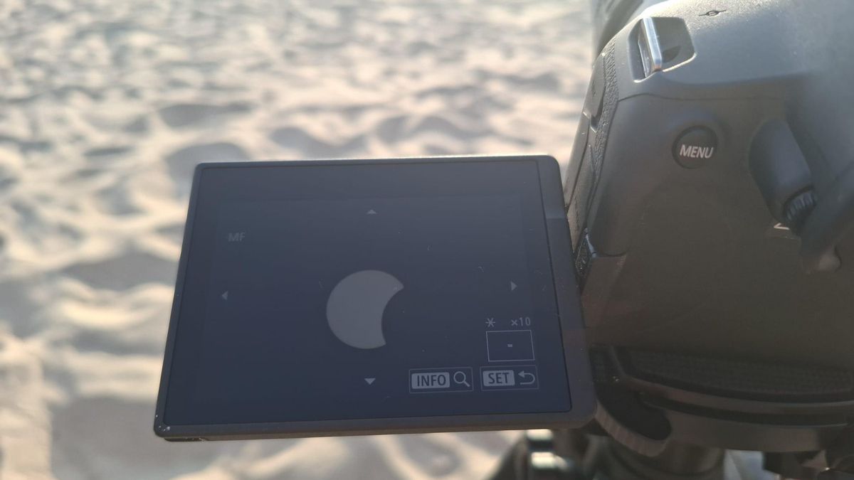 Castellanomanchegos de vacaciones en Cantabria ven a través de una cámara cómo la Luna comienza a tapar el Sol durante el eclipse