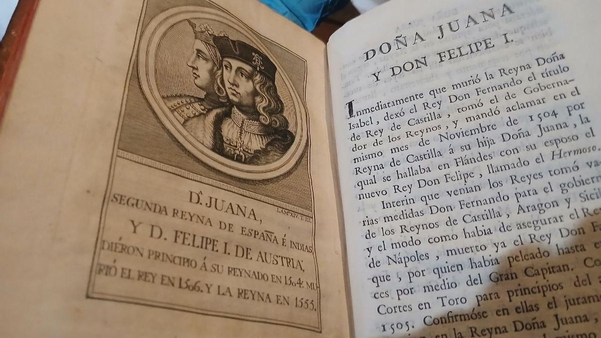 Interior de uno de los seis volúmenes sobre los reyes de España, de Manuel Rodríguez. Juana I de Castilla aparece casi tapada por Felipe el Hermoso, entonces consorte