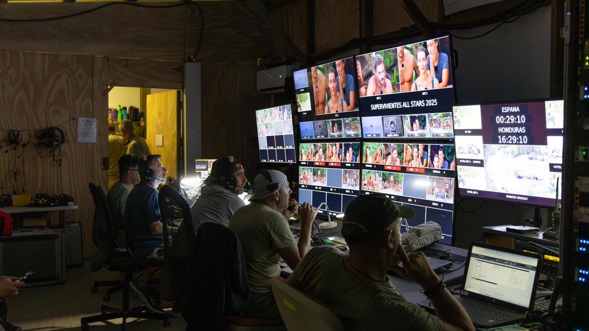 El equipo de realización de'Supervivientes' en el control