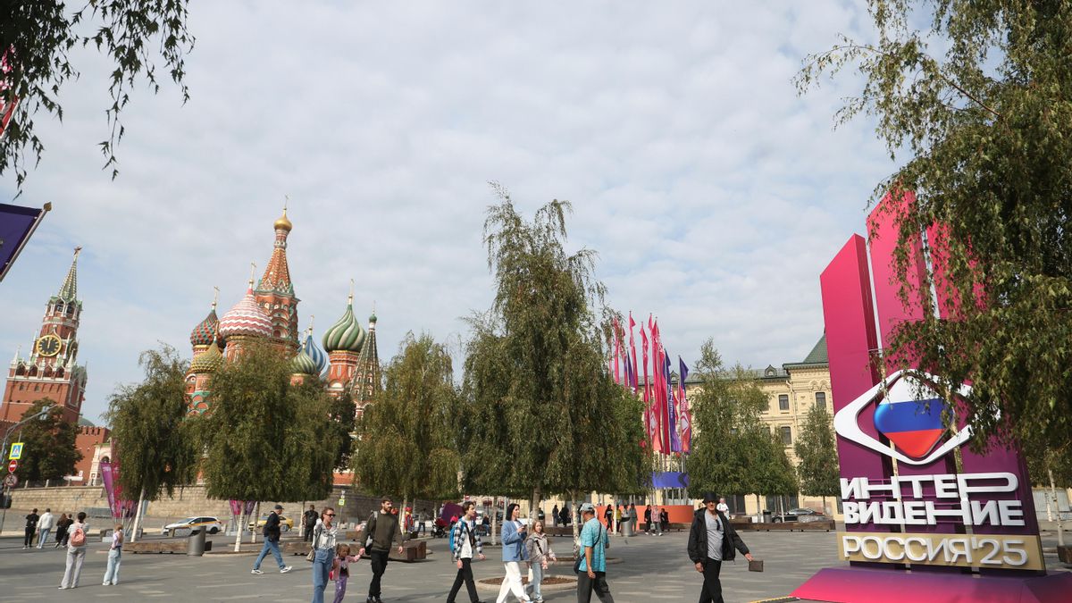 Viandantes caminan frente a una instalación dedicada al festival Intervisión en Moscú el 17 de septiembre.