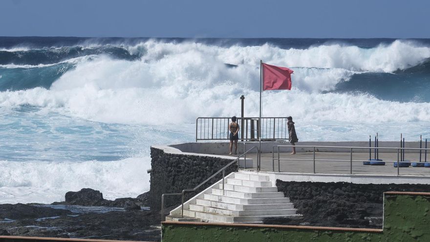 Alerta por olas de hasta doce metros desde este lunes en Canarias