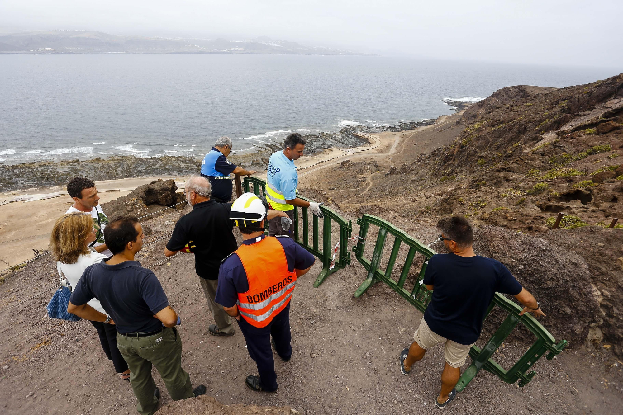 Derrumbe de piedras en la zona del conjunto arqueológico de la Cueva de Los Canarios, por la Playa de El Confital.