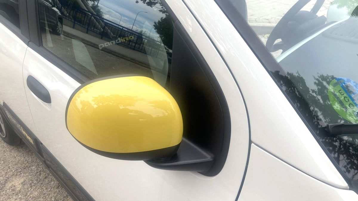 Detalle de la carcasa de los retrovisores laterales en color amarillo.