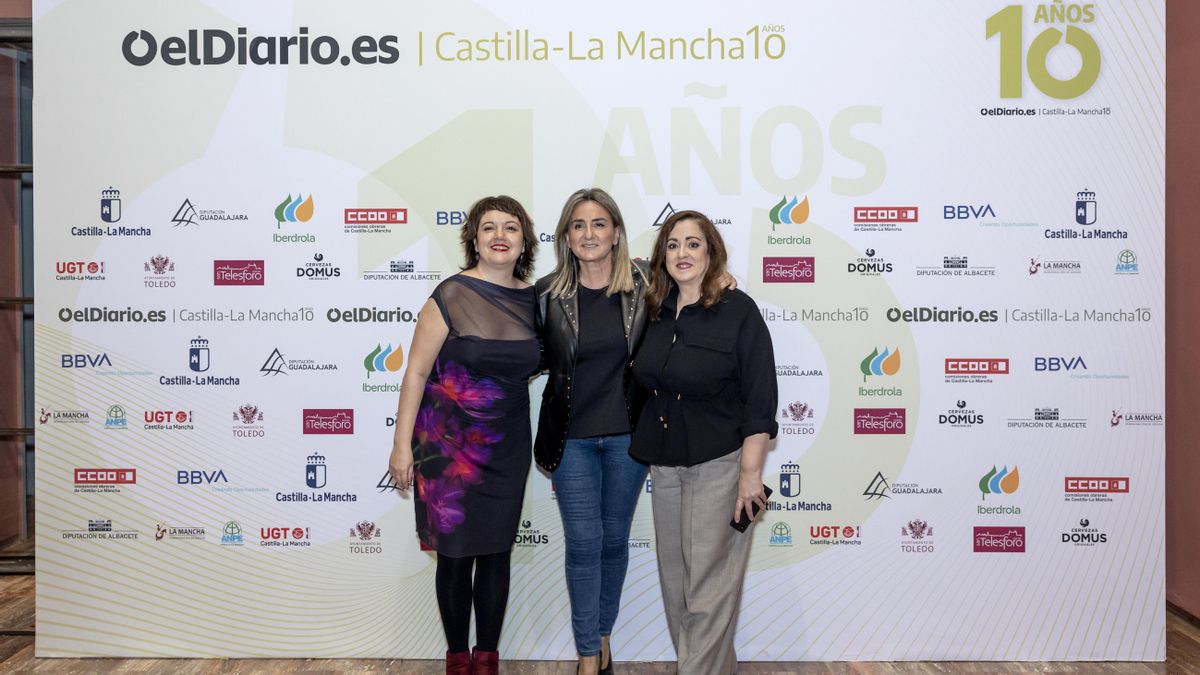 De izquierda a derecha, la periodista de elDiario.es Castilla-La Mancha Alicia Avilés Pozo junto a la delegada del Gobierno Milagros Tolón y la directora de elDiario.es Castilla-La Mancha, Carmen Bachiller
