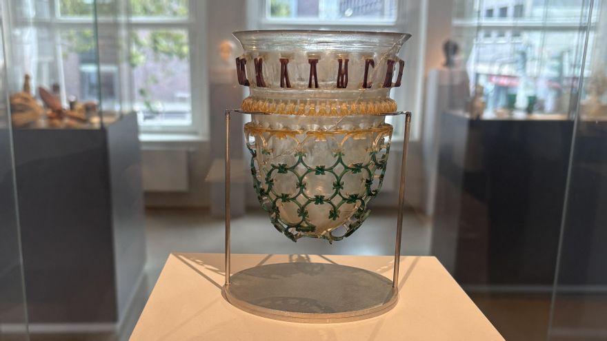 Vidrio “Diatret” de Colonia – Braunsfeld, siglo IV d.C en el Museo Romano-Germánico de Colonia.