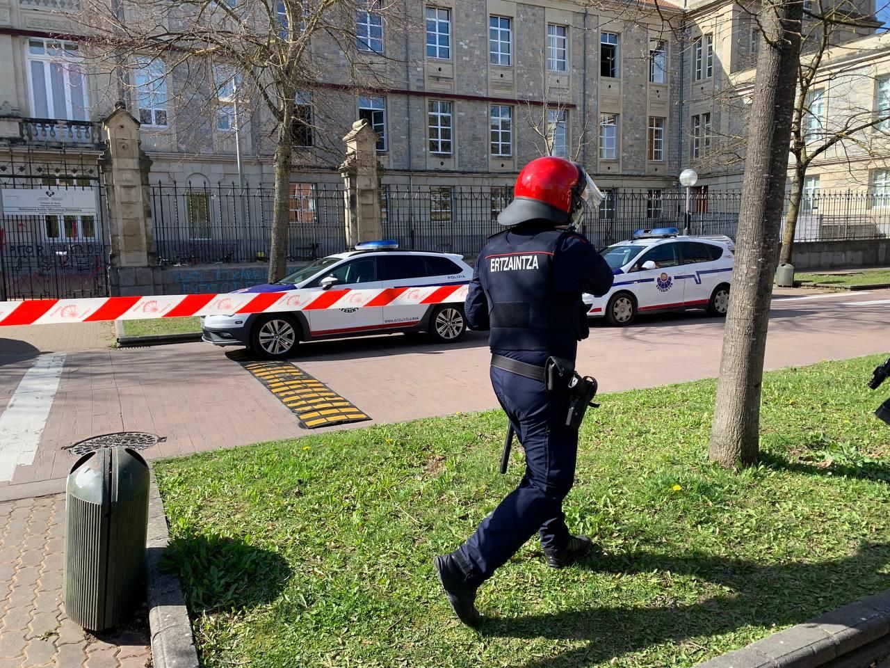 Un ertzaina precinta el aulario de Vitoria