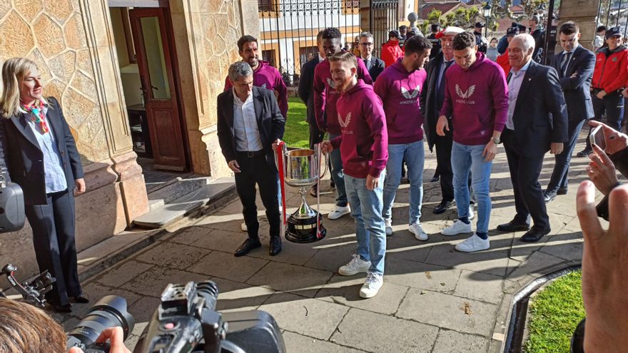 La Ertzaintza abre expediente a cuatro jugadores del Athletic por la fiesta con música por las calles de Bilbao