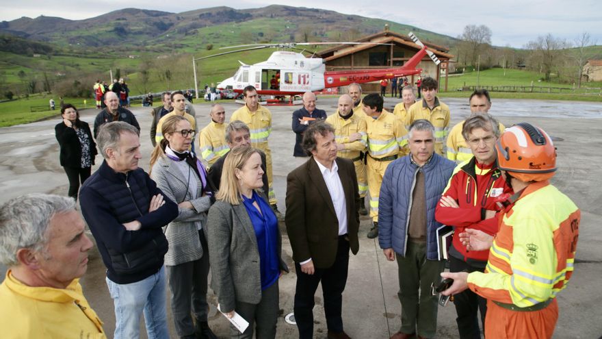 La consejera de Presidencia, Isabel Urrutia, y el consejero de Desarrollo Rural, Pablo Palencia, presencian un ejercicio de vuelo con los agentes del medio natural y bomberos forestales