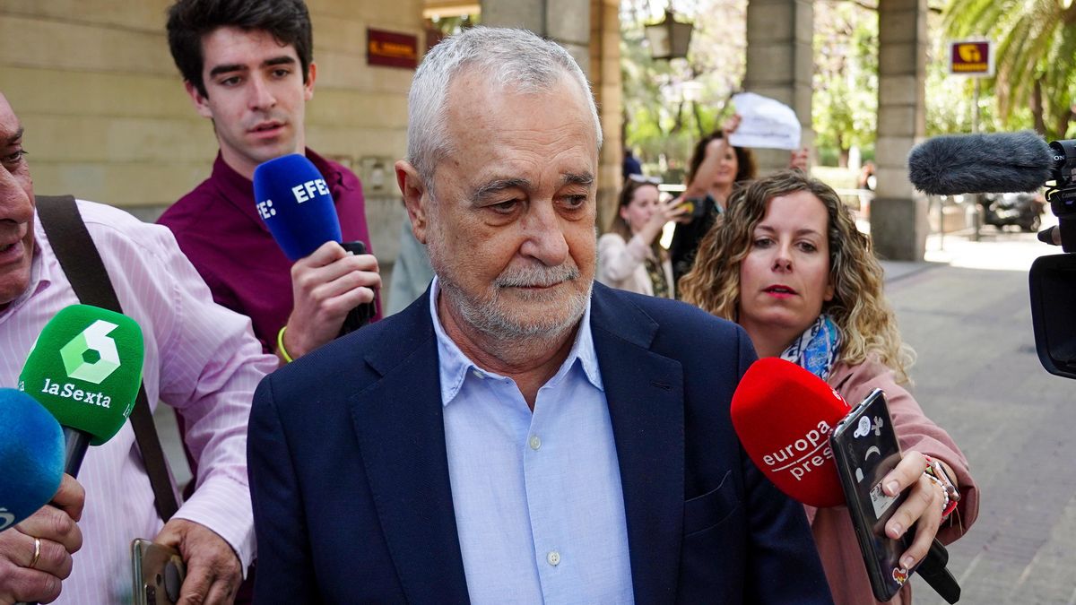 El expresidente de la Junta de Andalucía José Antonio Grinán, saliendo de  los juzgados
