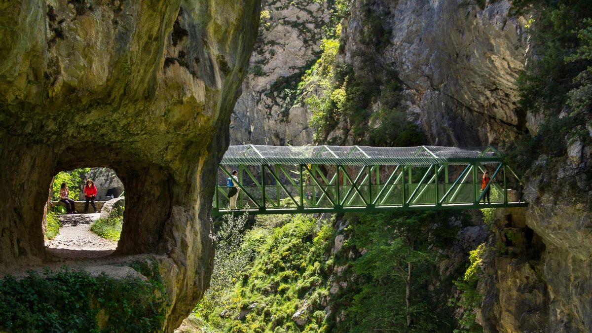 La Ruta del Cares no nació para excursionistas: era un camino de servicio excavado al borde del abismo