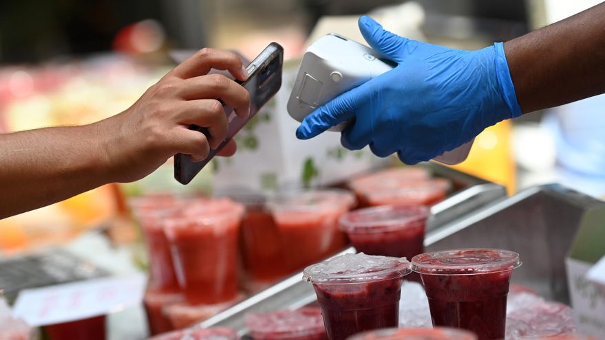 Lanzan una plataforma digital para facilitar las finanzas de migrantes latinos y europeos