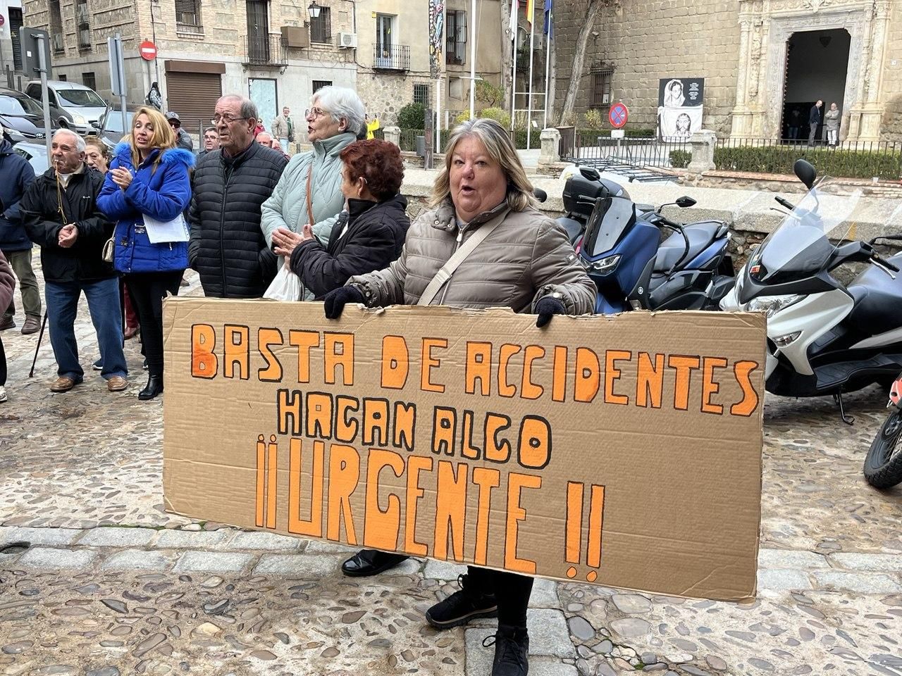 Una de las manifestantes de Alberche del Caudillo portando una pancarta por la seguridad vial en el municipio
