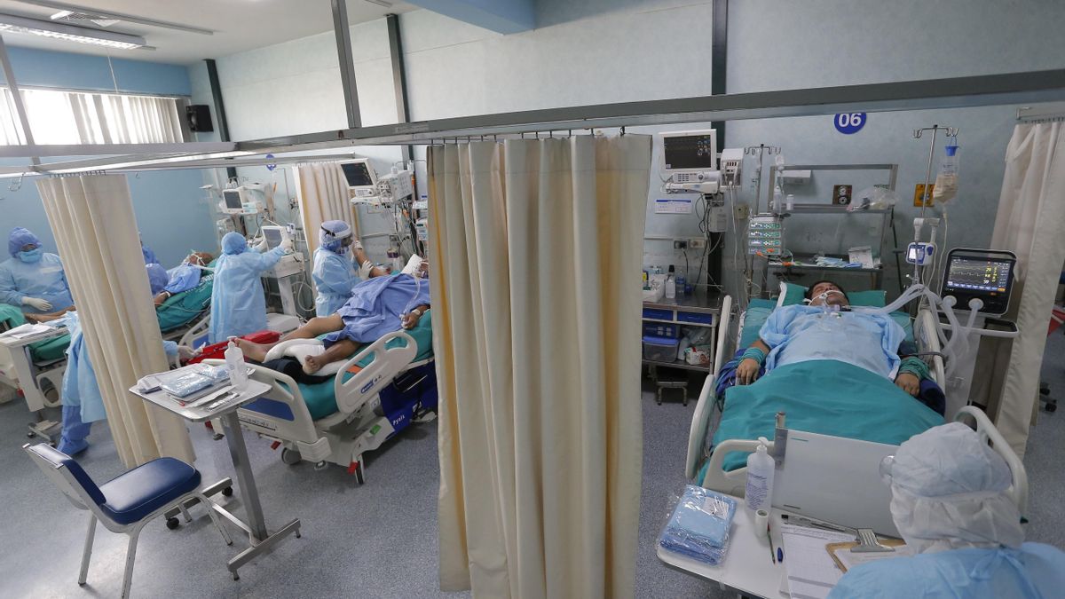 Trabajadores de la salud atienden nuevos pacientes covid-19 dentro de la Unidad de Cuidados Intensivos del Hospital Alberto Sabogal en el Callao (Perú). EFE/ Luis Ángel González/Archivo