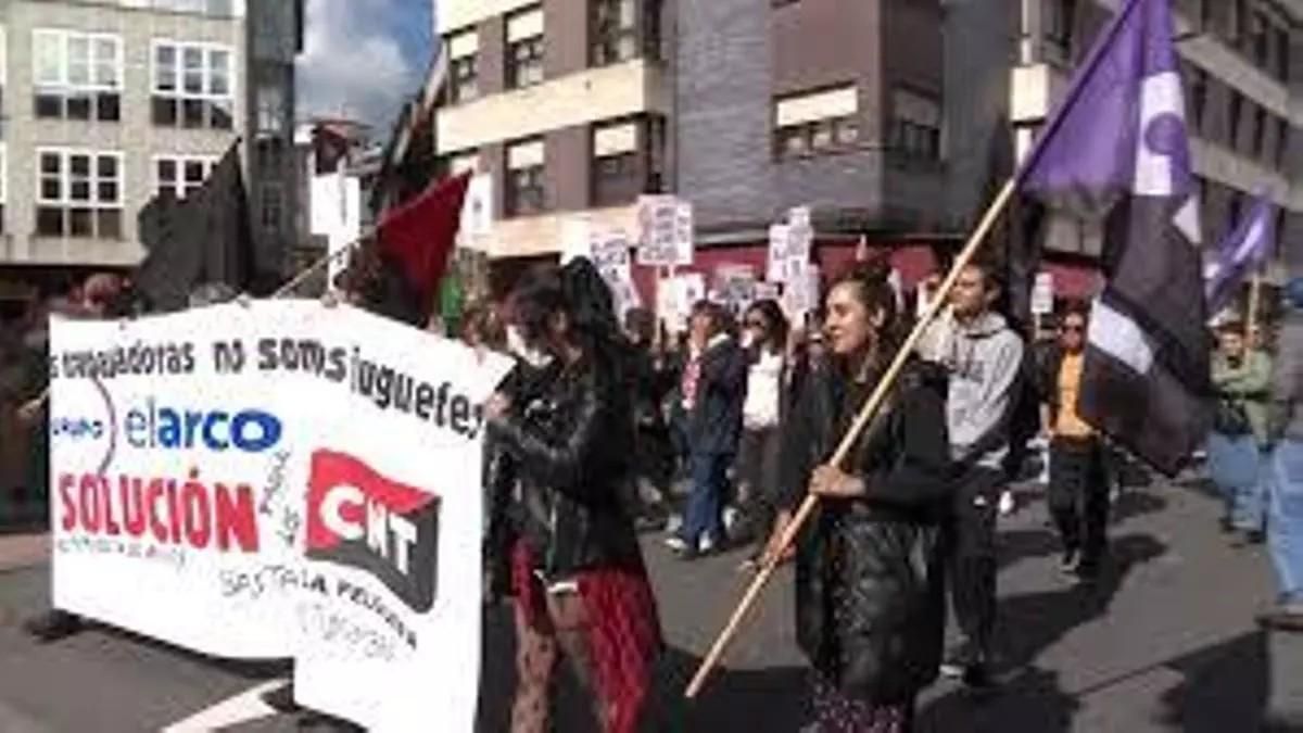 Trabajadores de El Arco participaron en la manifestación del 1 de mayo de 2024 en la localidad asturiana de La Felguera.