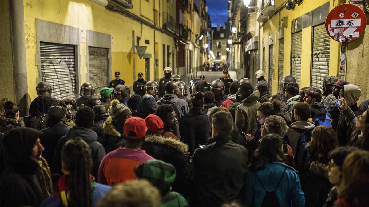 FOTOS | Incidentes en el barrio madrileño de Lavapiés tras la muerte de un mantero