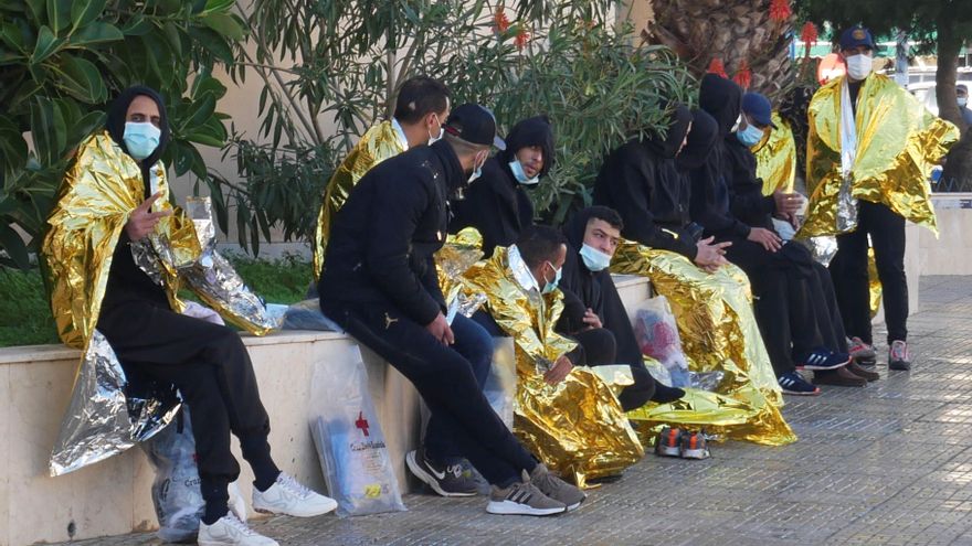 Diez magrebíes interceptados en una patera en Benidorm