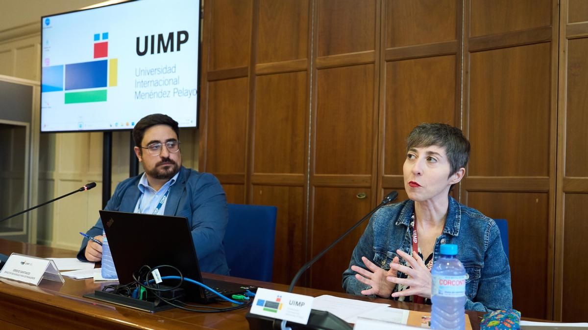 La poeta Elena Medel imparte en la Universidad Menéndez Pelayo el taller de escritura autobiográfica 'La máquina de la verdad'