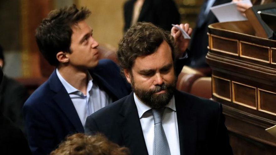El diputado de Vox, Iván Espinosa de los Monteros (d) tras participar en las votaciones para la Mesa.