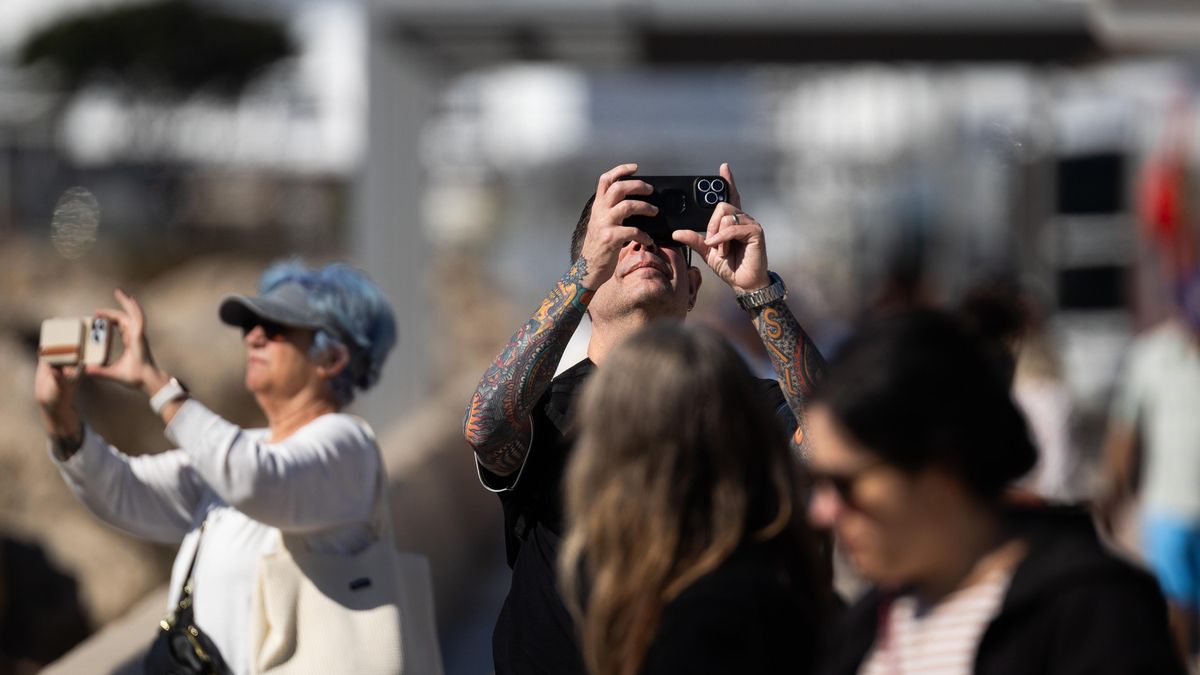 Varias personas fotografían Palma en su llegada a la capital
