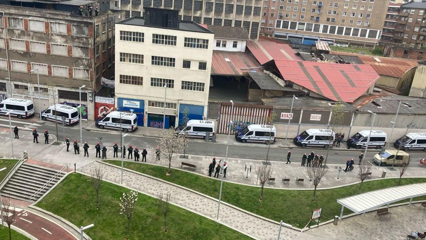 Cinco detenidos y un amplio dispositivo policial en el desalojo del 'gaztetxe' de Rekalde en Bilbao