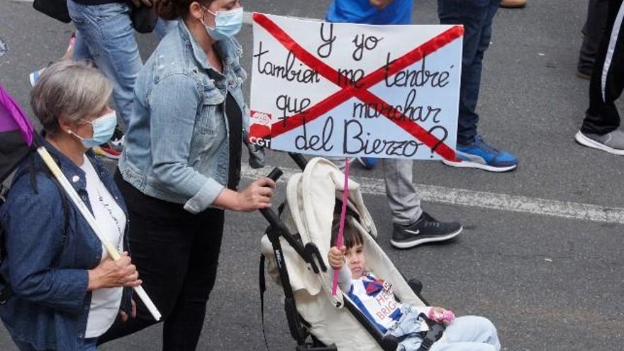 César Sánchez / ICAL . Un niño sostiene una pancarta '¿Y yo también me tendré que marchar del Bierzo?' durante la manifestación contra los despidos y la deslocalización de trabajadores en LM Ponferrada.