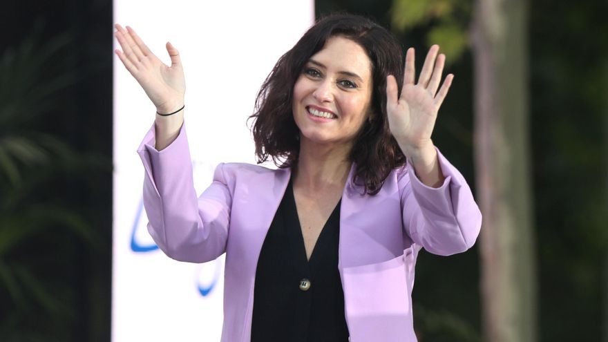 La candidata del PP a la Presidencia de la Comunidad de Madrid, Isabel Díaz Ayuso, durante un acto electoral a 30 de abril de 2021, en Móstoles, Madrid (España). Los partidos se enfrentan a la recta final de la campaña por la Comunidad de Madrid, que el p