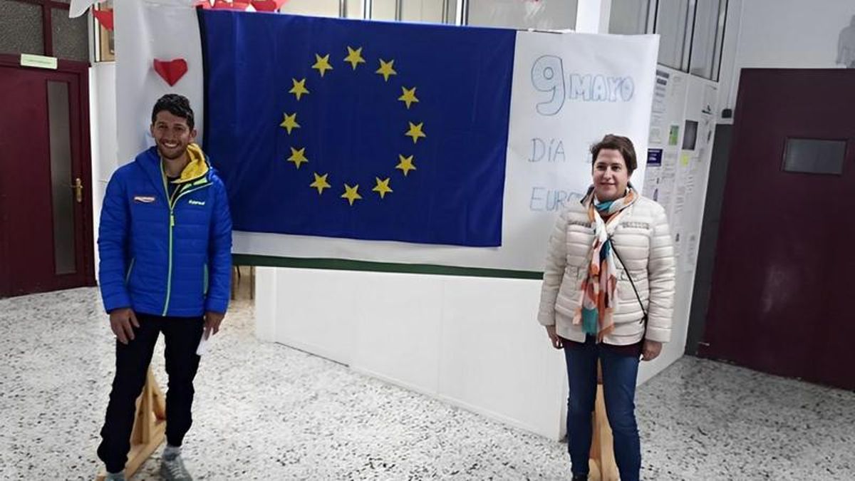 El campeón europeo, Manuel Merillas, visita el instituto Valle de Laciana el Día de Europa.