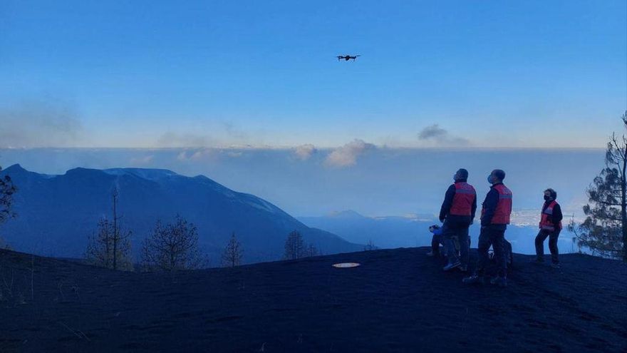 Técnicos del IGN observa el vuelo fotogrametrico que realiza un dron en las proximidades del edificio volcánico de la erupción en Cumbre Vieja.