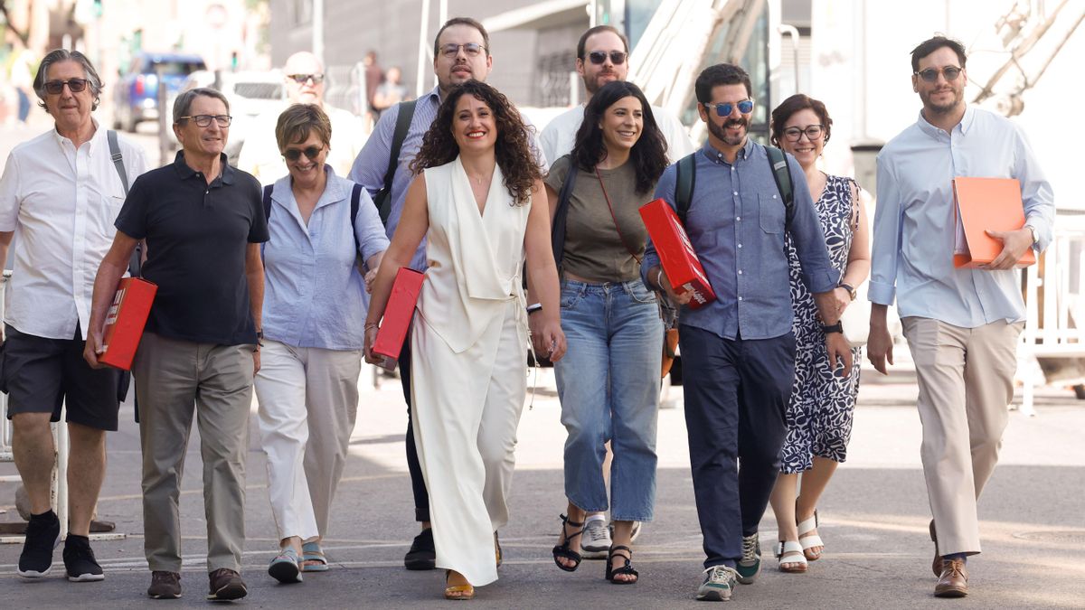 Enma López entrega este sábado los avales recogidos entre la militancia socialista en la sede del partido de la calle Miguel Fleta de Madrid.