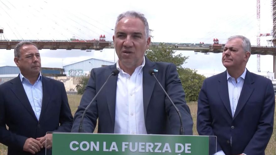 Elías Bendodo, en una rueda de prensa con el presidente del PP de Sevilla, Ricardo Sánchez, y el alcalde de Sevilla, José Luis Sanz.