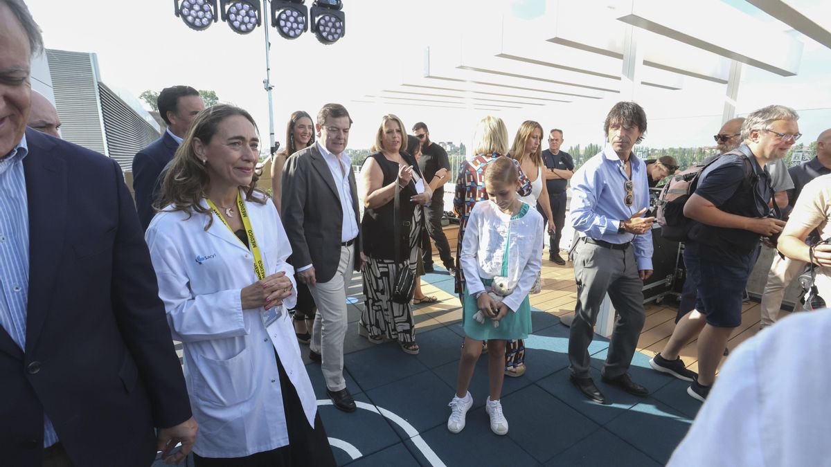 El presidente de Castilla y León, Alfonso Fernández Mañueco, inaugura el nuevo espacio 'El Jardín de María' dirigido a los niños con períodos de larga estancia en la planta de oncología infantil, este viernes.