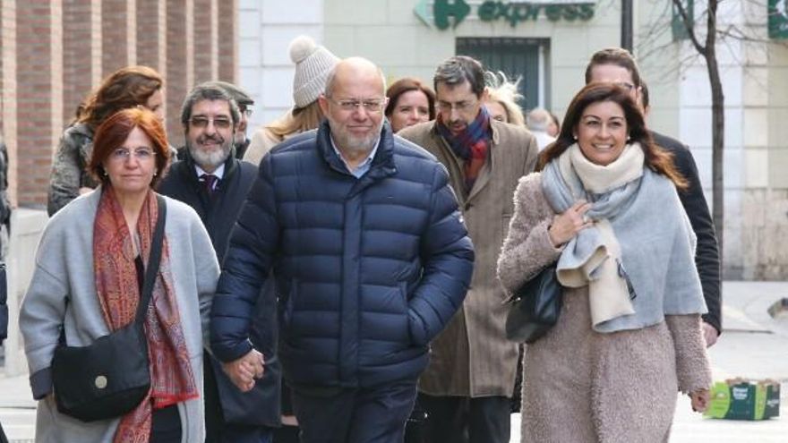 Rubén Cacho / ICAL El vicepresidente de la Junta, Francisco Igea, acompañado de su esposa y de los altos cargos de la Consejería y de Ciudadanos en las Cortes, a su llegada al juzgado.