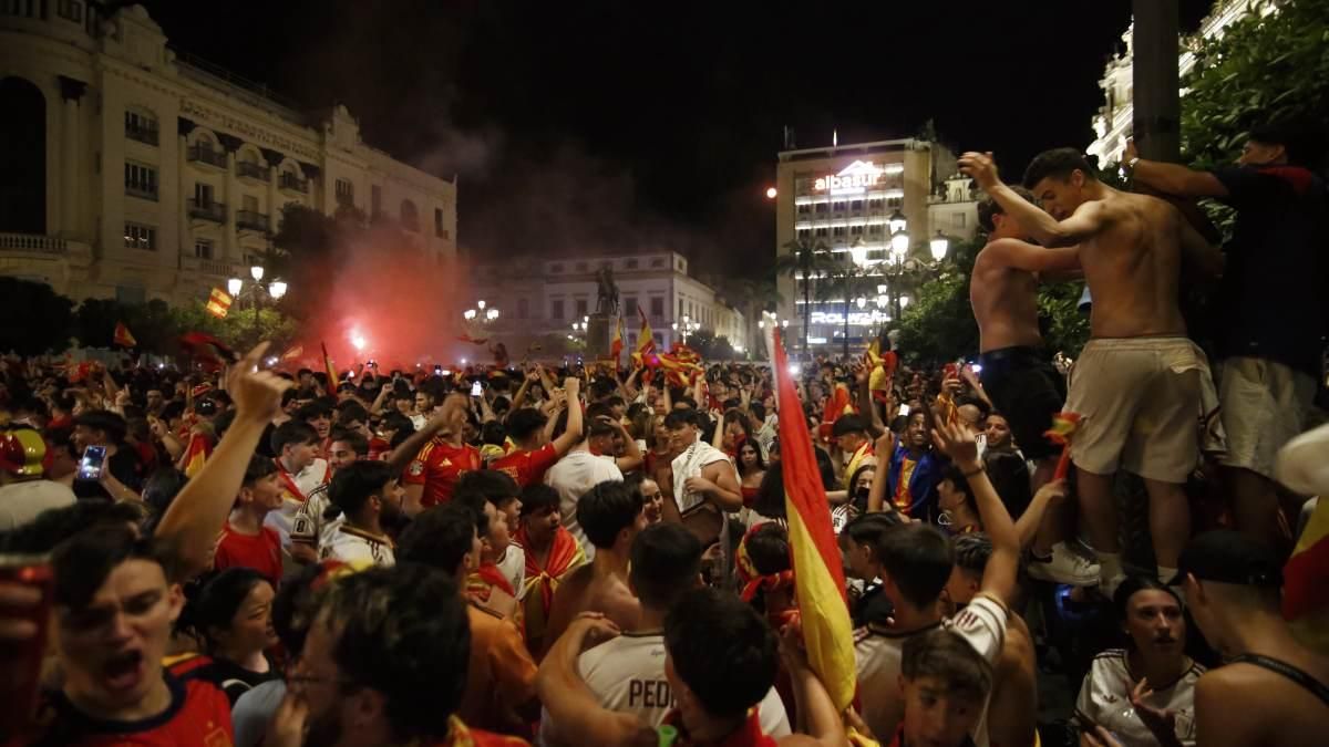 La celebración de los cordobeses en Las Tendillas tras el triunfo de España, en imágenes